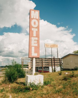 Motel tabelası, 66. Otoyol, Stanton, Missouri.