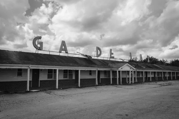 放棄されたガーデンウェイモーテル ルート66でヴィラリッジ ミズーリ州 — ストック写真