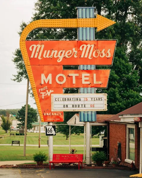 ミズーリ州レバノンのルート66にあるMunger Moss Motelのヴィンテージサイン — ストック写真