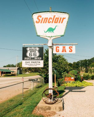 Sinclair Benzin İstasyonu işareti Garys Gay Parita, 66. yol, Spencer, Missouri