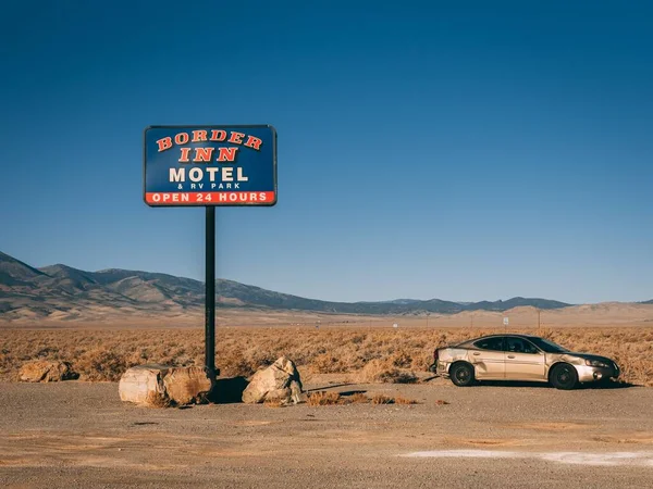 Das Schild Border Inn Der Route Baker Nevada — Stockfoto