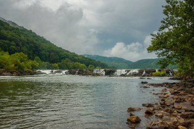 Batı Virginia 'daki Yeni Nehir' deki Sandstone Şelalesi manzarası