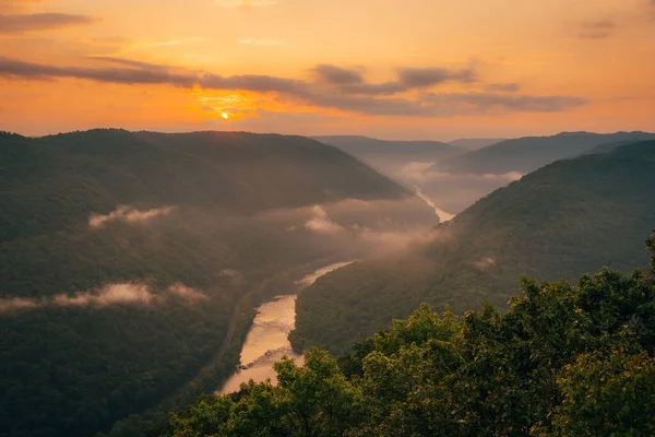 グランドビューからの日の出の眺め ニューリバー渓谷 ウェストバージニア州 — ストック写真