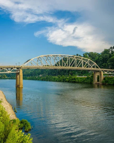 Güney Yakası Köprüsü ve Kanawha Nehri, Charleston, Batı Virginia