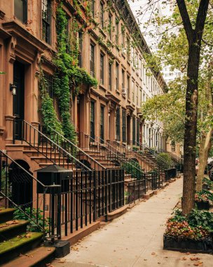 Manhattan 'ın yukarı doğu yakasında, New York' ta kahverengi taşlar.