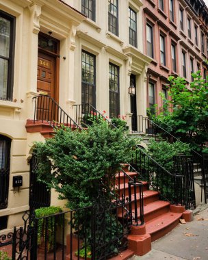 Manhattan 'ın yukarı doğu yakasında, New York' ta kahverengi taşlar.