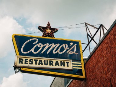 Detroit, Michigan yakınlarındaki Ferndale 'deki Commos Restoran vintage tabelası.