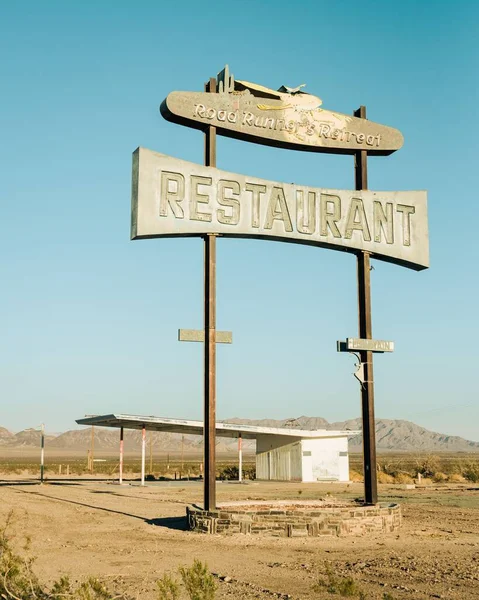 Old Road Runners Retreat Sign Route Eastern California — стокове фото