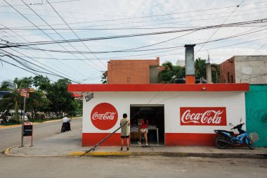 Tulum, Quintana Roo, Meksika 'da elle boyanmış Coca-Cola tabelaları olan restoran.