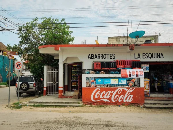 Tulum, Quintana Roo, Meksika 'da elle boyanmış Coca-Cola tabelaları olan küçük bir market.