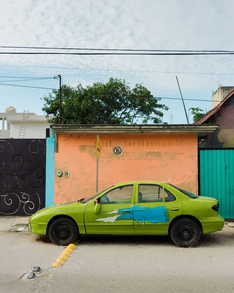 Ένα Πράσινο Αυτοκίνητο Σταθμευμένο Στο Tulum Quintana Roo Μεξικό — Φωτογραφία Αρχείου