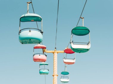 Gök Planörü Santa Cruz, Kaliforniya 'da tahta kaldırımda ilerliyor.