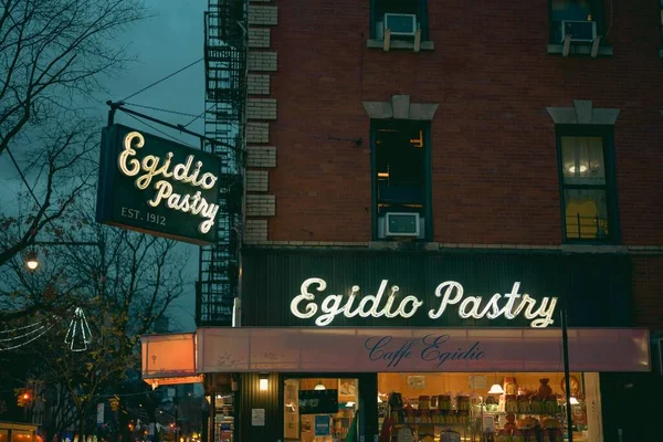 Egidio Pastry Shop Letreros Neón Por Noche Barrio Bronxs Little — Foto de Stock