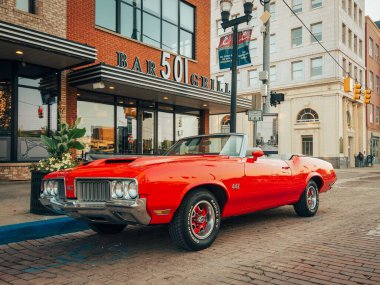 Flint, Michigan şehir merkezinde klasik kırmızı bir Oldsmobile 442.