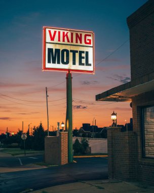 Günbatımında Viking Motel tabelası, Detroit, Michigan