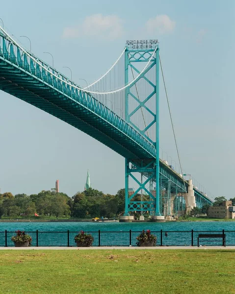 Die Ambassador Bridge Gesehen Vom Riverside Park Detroit Michigan — Stockfoto