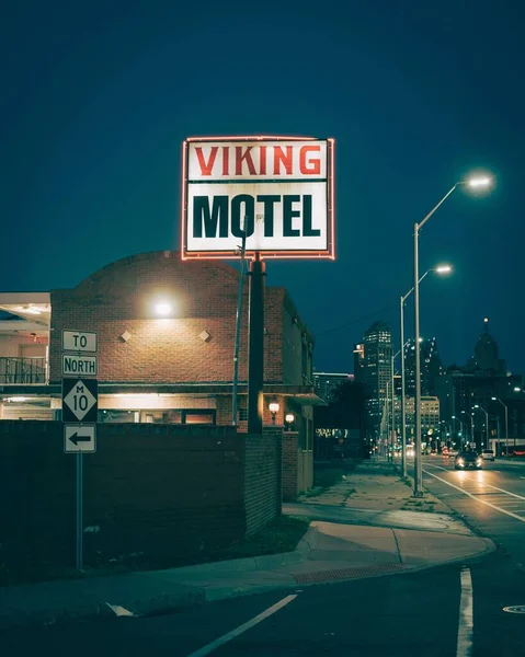 Firma Del Motel Vikingo Por Noche Detroit Michigan — Foto de Stock