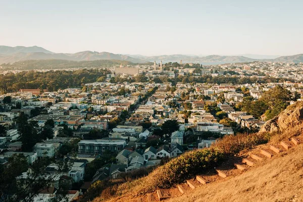 カリフォルニア州サンフランシスコのタンク パークの展望台からの階段と眺め — ストック写真