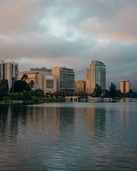 Zachód Słońca Widok Panoramę Centrum Miasta Jeziorem Merritt Centrum Oakland — Zdjęcie stockowe