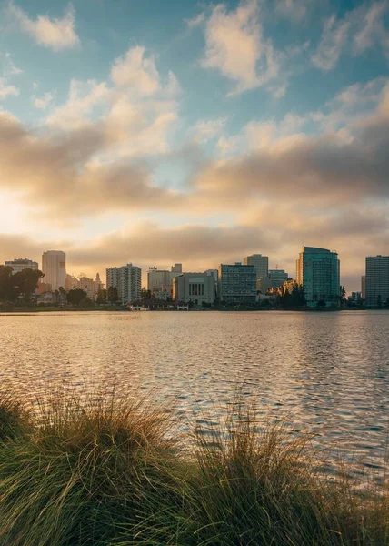 Solnedgång Utsikt Över Centrum Skyline Med Lake Merritt Centrala Oakland — Stockfoto