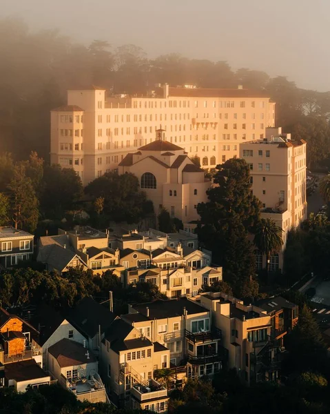加利福尼亚旧金山Corona Heights公园的雾中房屋景观 — 图库照片