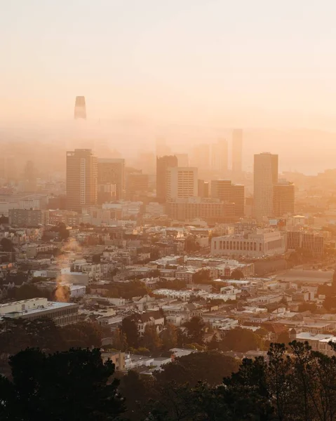カリフォルニア州サンフランシスコのコロナハイツ公園からの日の出のダウンタウンの眺め — ストック写真