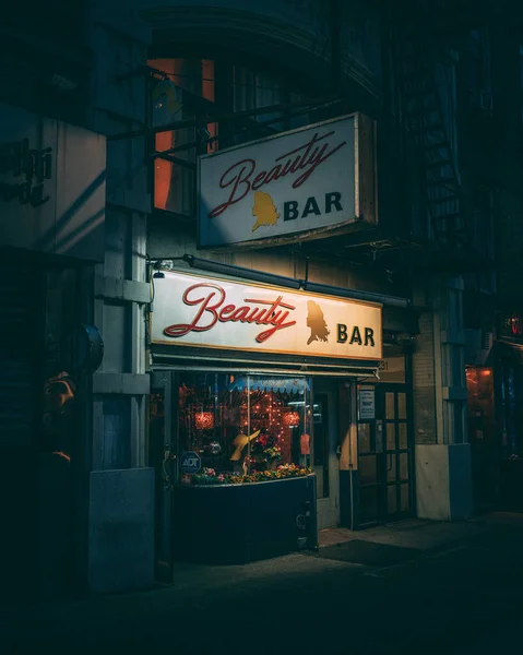 Beauty Bar Vintage Sign Night East Village Manhattan New York — Stock Photo, Image