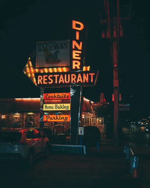 Raceway Diner Night Sign Yonkers New York — стоковое фото