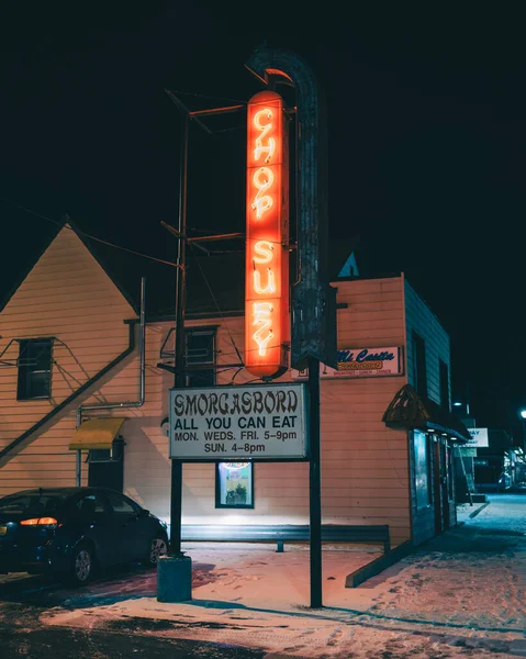 Знак Неон Чоп Суи Ночью Кингстон Нью Йорк — стоковое фото