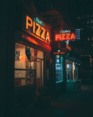 Chelsea, Manhattan, New York 'ta geceleyin Stellas Pizza tabelası.