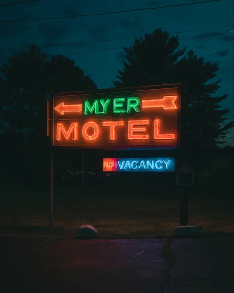 ペンシルベニア州ミルフォードの夜のマイカントリーモーテルのヴィンテージネオンサイン — ストック写真