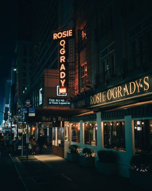 Rosie OGradys 'in antika tabelası gece, Manhattan, New York