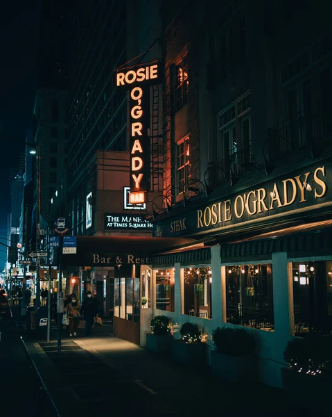 Señal Neón Vintage Rosie Ogradys Por Noche Manhattan Nueva York — Foto de Stock