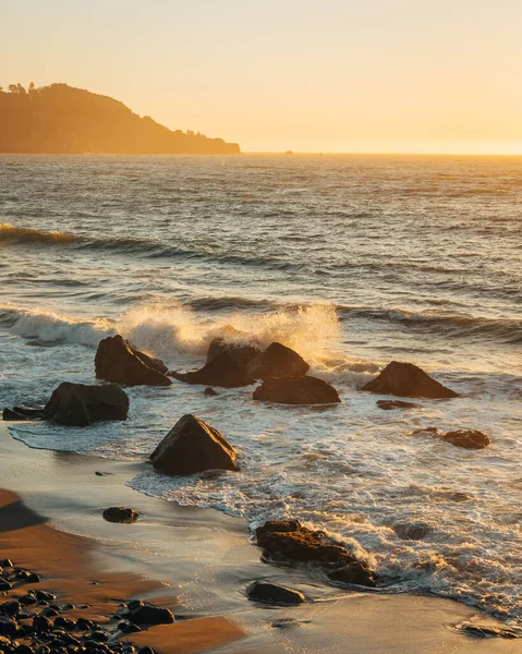 Golven Crashen Rotsen Bij Zonsondergang Bij Marshalls Beach San Francisco — Stockfoto
