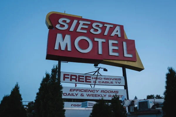 Siesta Motel Sign Night Newington Connecticut — Stock Photo, Image