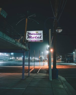 Monaco Motel 'in gece tabelası, Wildwood, New Jersey
