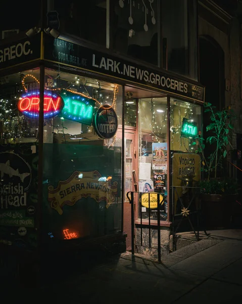 Señal Lark News Grocery Por Noche Albany Nueva York — Foto de Stock