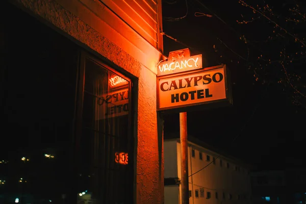 カリプソホテルのヴィンテージサイン夜 ワイルドウッド ニュージャージー州 — ストック写真