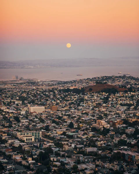 カリフォルニア州サンフランシスコのツインピークスからのサンフランシスコの月の眺め — ストック写真