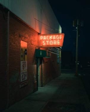 Dillon Paket Mağazası, gece vakti Neon levhası, Holyoke, Massachusetts