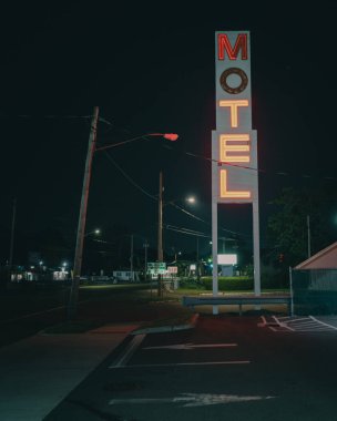 Gece vakti Shoreline Motel tabelası, Milford, Connecticut