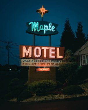 Akçaağaç Motel Vintage tabelası, Newington, Connecticut.