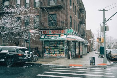 Crown Heights, Brooklyn, New York 'ta kar yağışlı bir günde Peoples Deli & Market
