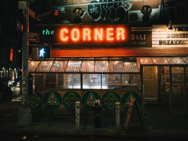 Gece vakti, Manhattan, New York 'taki Köşe Şarküteri Vintage tabelası.