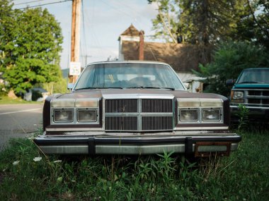 Yolun kenarındaki eski araba, Gaines, Pennsylvania.