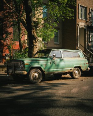 Williamsburg, Brooklyn, New York 'ta eski yeşil bir kamyon.