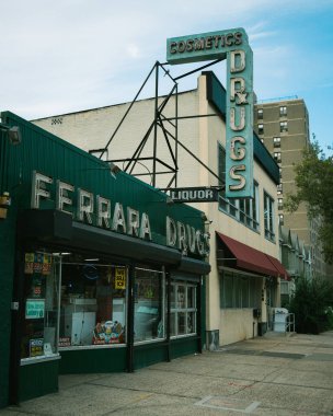 Ferrara Uyuşturucu ve İçki Bağbozumu Tabelası, Jersey City, New Jersey