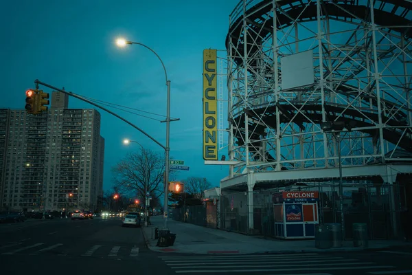 Циклон Ночью Кони Айленд Бруклин Нью Йорк — стоковое фото