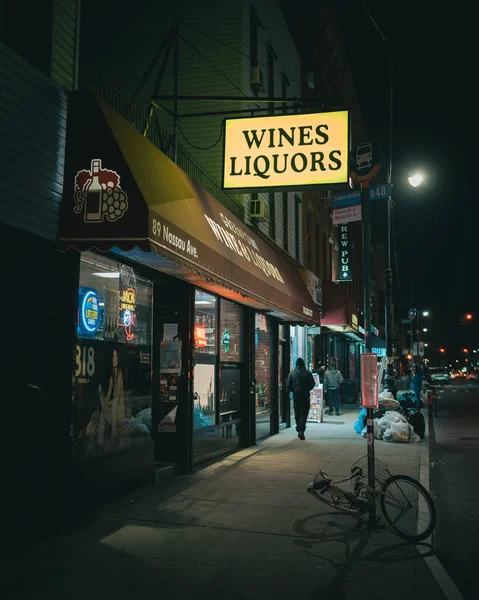 Señal Greenpoint Wine Liquor Por Noche Brooklyn Nueva York — Foto de Stock