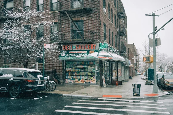Peoples Deli Foocery Snowy Day Crown Heights Brooklyn New York — стоковое фото